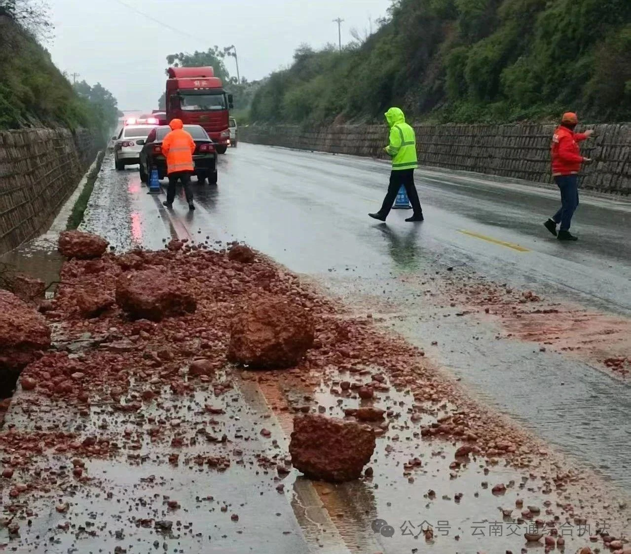 风雨同守路畅通 昆明支队第七大队雨日连战险情