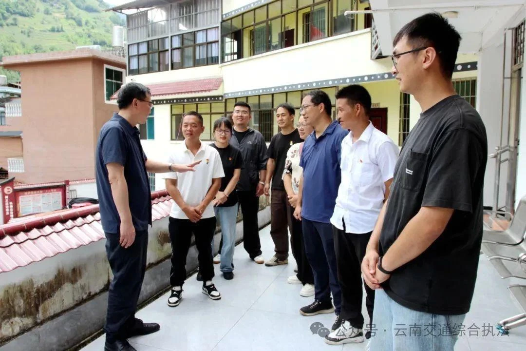云南省交通运输综合行政执法局局长、党委书记李明康深入定点帮扶村看望驻村工作队员