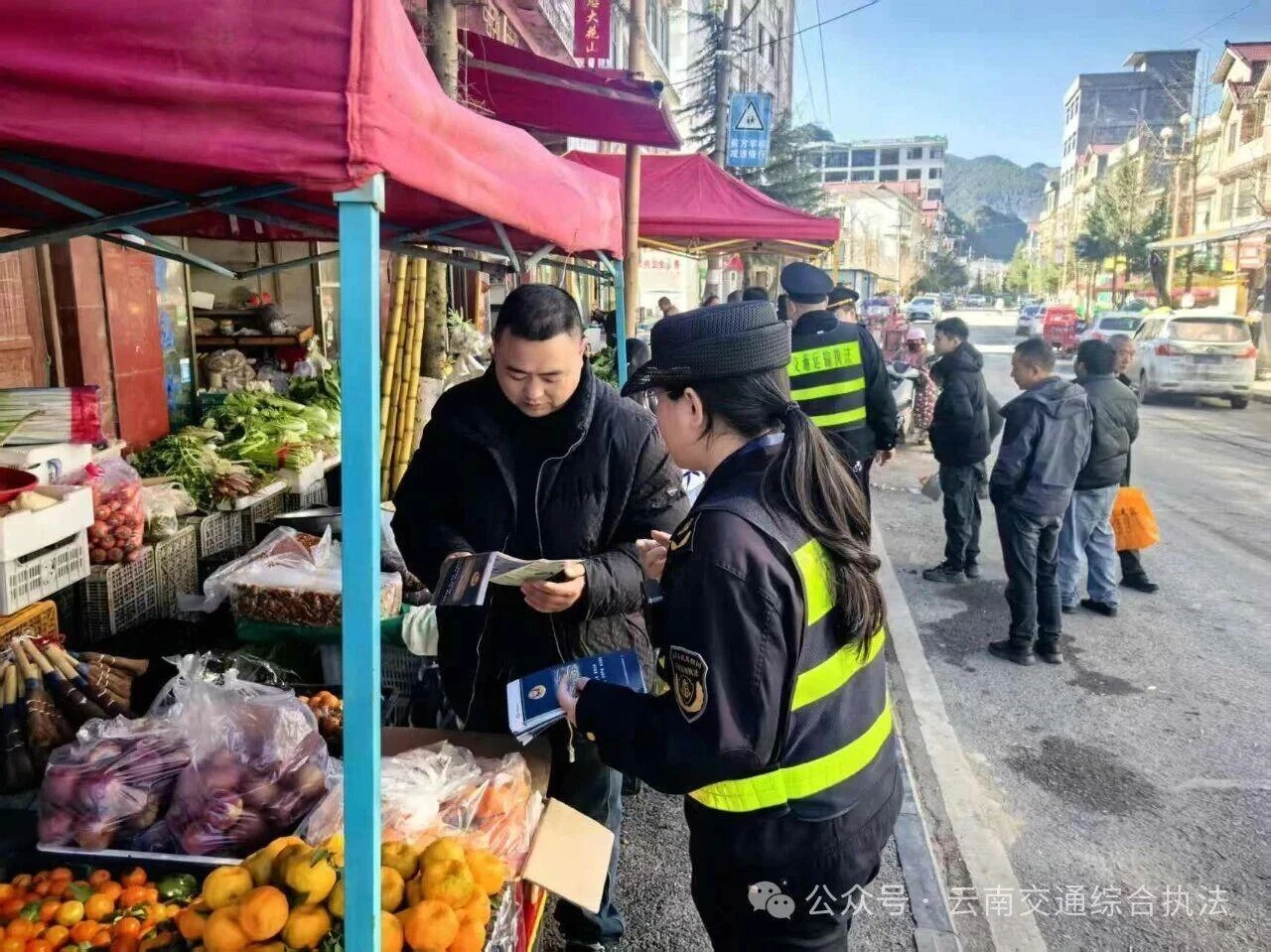 路畅景美民心顺 联合整治保畅通——镇雄大队联合花山乡政府开展路域环境整治侧记