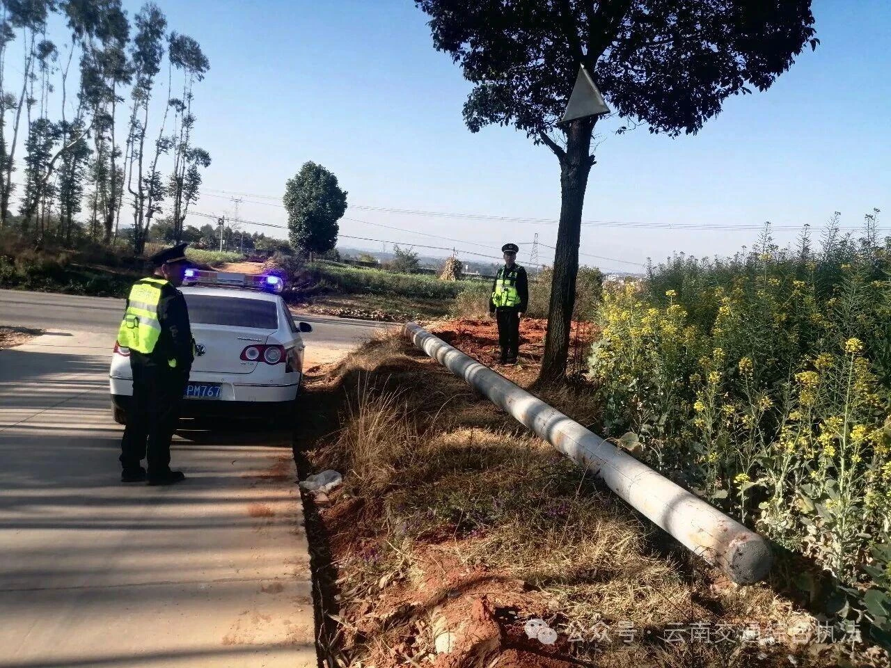 普法督办双发力  法理相融促拆除——昆明支队第七大队高效处置非法架设电杆违法行为 消除公路安全隐患