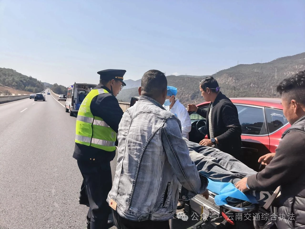 春节假期交通执法应急处置与为民服务的生动场景（四）