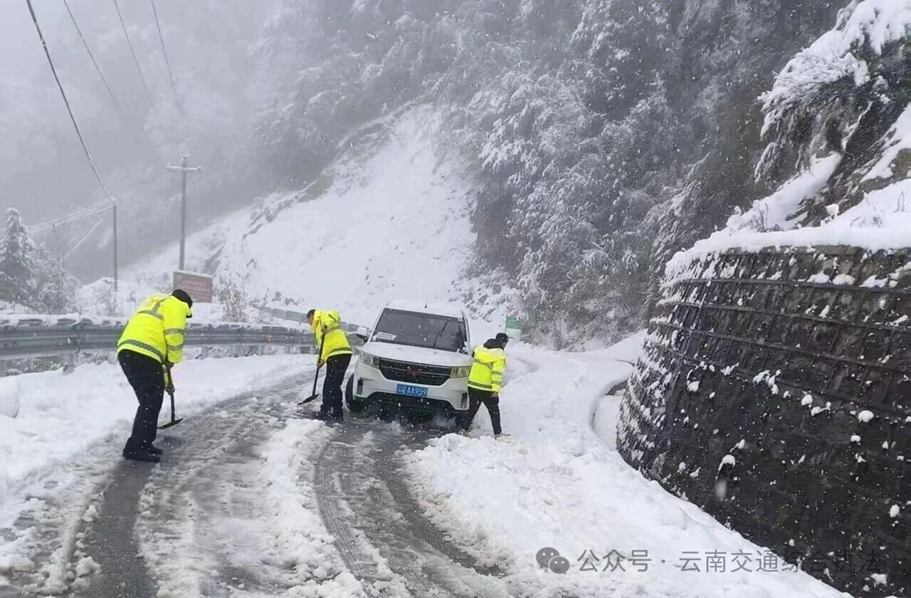 顶风冒雪护通途 交通执法显担当——贡山大队全力抗冰除雪保畅通