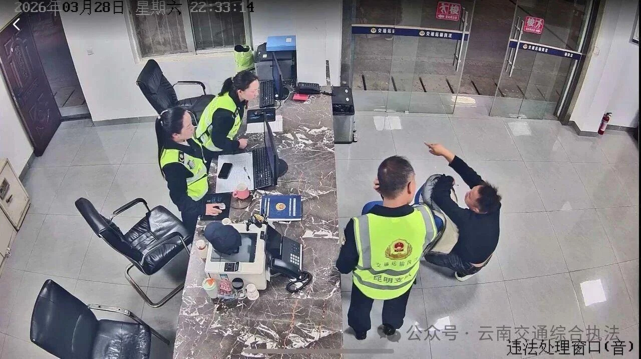 深夜救助暖人心 执法为民显担当——宜良超限运输检测站紧急救助突发疾病驾驶员