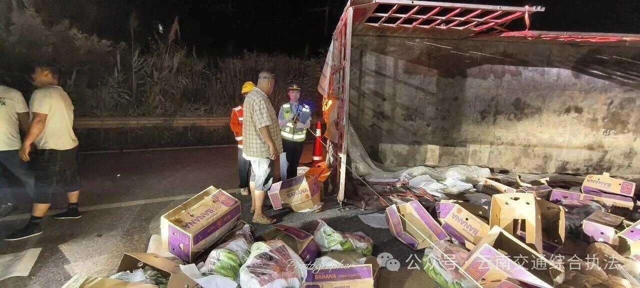 西双版纳支队高速公路一大队三中队快速处置一起货车侧翻险情