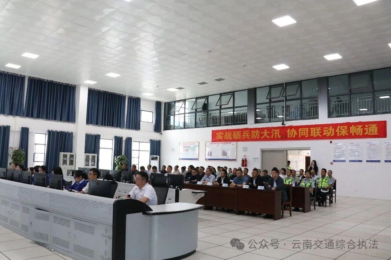 实战砺兵防大汛 协调联动保畅通——省交通执法局昆明支队联合相关部门开展昆楚高速2026年自然灾害综合应急演练