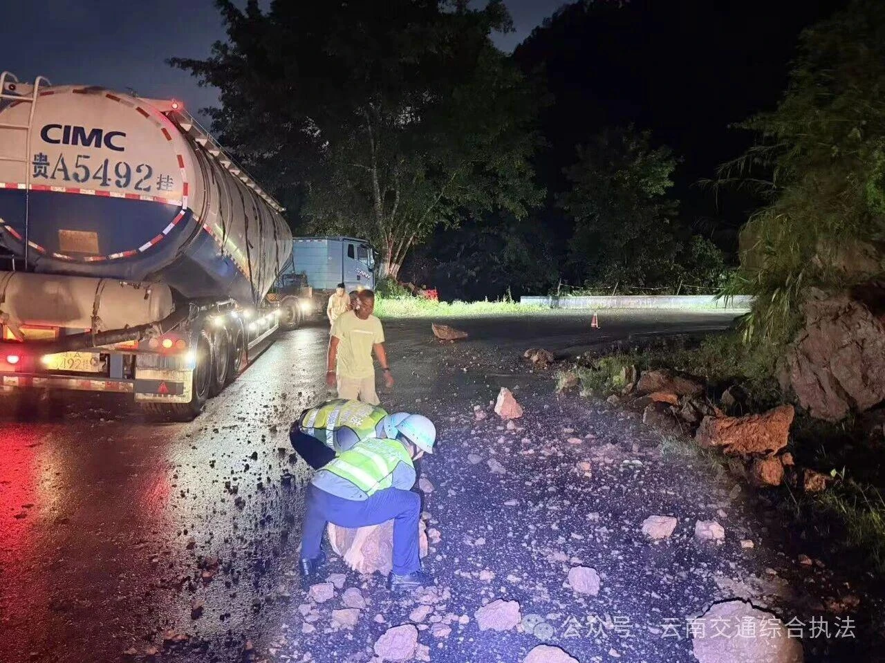 争分夺秒排查路网 全力以赴守护平安——省交通执法局普洱支队迅速处置墨江5.0级地震道路险情