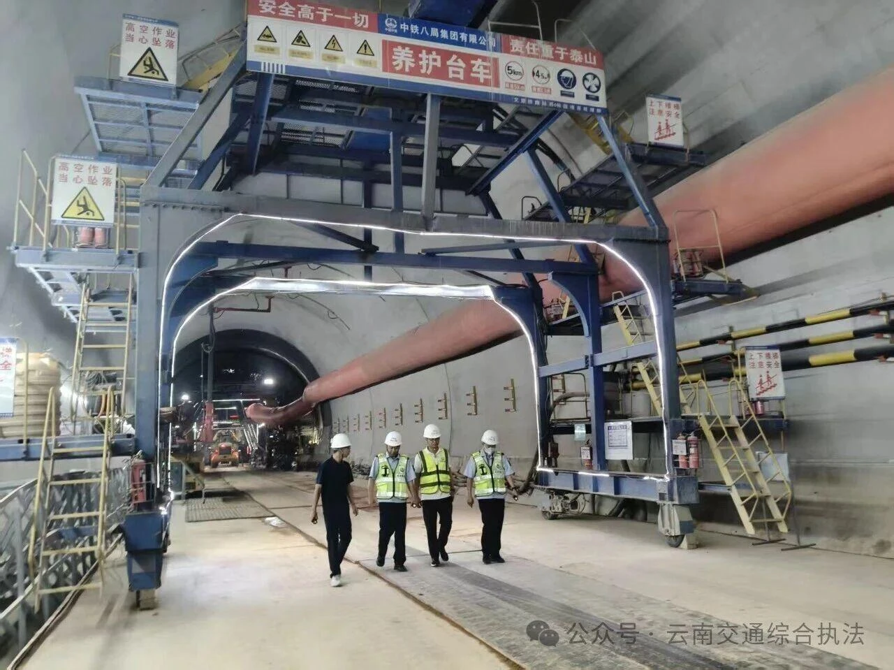 红河支队高速公路一大队以“服务型执法”助力文蒙铁路建设