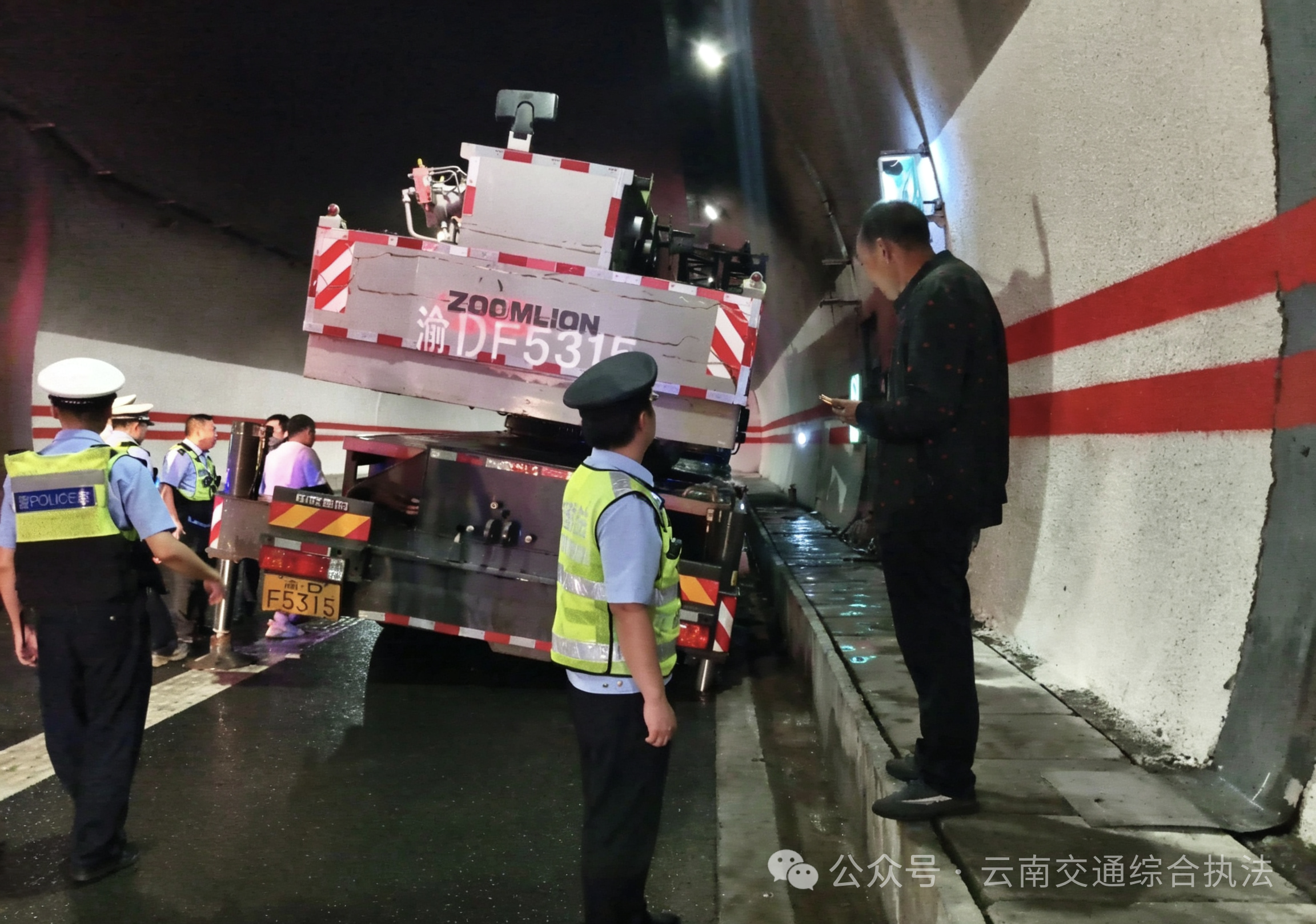 隧道吊车自燃 党员冲锋在前——丽江支队高速公路一大队成功处置隧道险情
