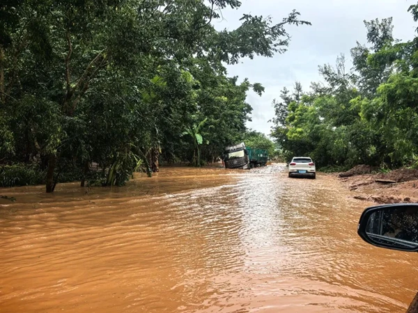 闻汛而动逆雨行 守牢国门保通线——省交通执法局西双版纳支队全力以赴处置磨憨片区暴雨汛情