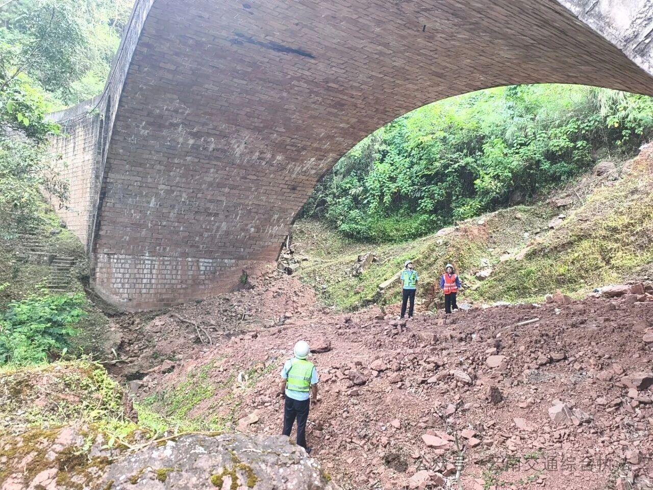 普洱支队迅速开展墨江4.5级地震震后道路隐患排查