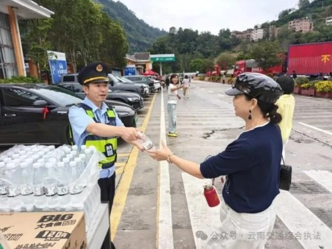 坚守一线护畅通 温情执法暖民心——全力护航国庆假期群众平安出行