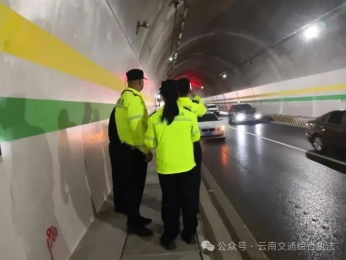 别人奔赴山海，我们驻守公路！