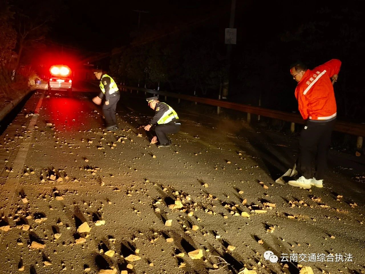 省交通执法局保山支队组织震后道路应急保通工作