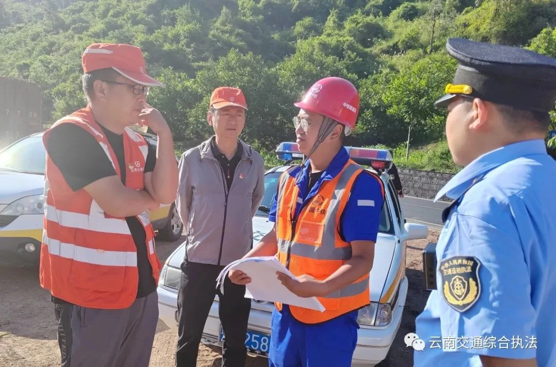 巍山大队对滇中引水二期配套工程巍山段临时通道进行监管