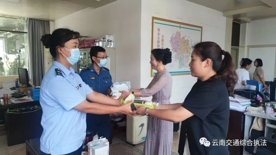 省交通执法局保山支队工会开展夏送清凉慰问活动