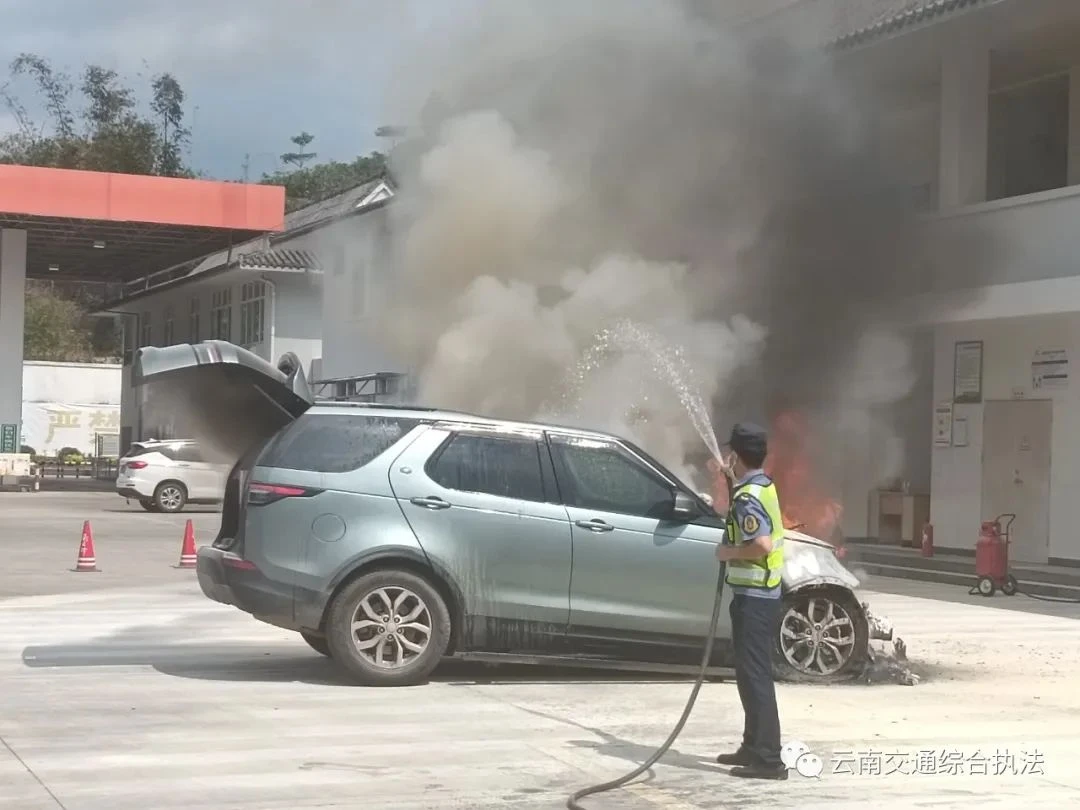 普洱高速公路上的“消防员”