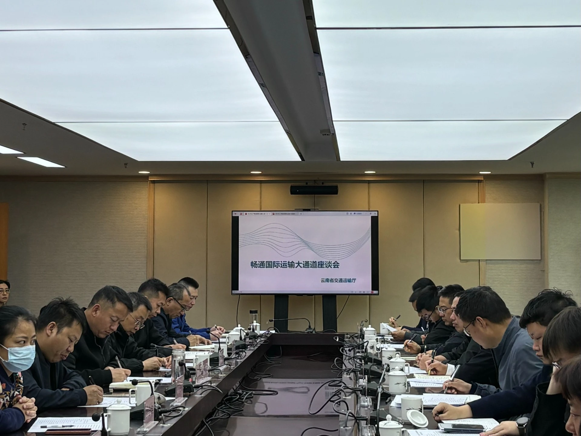 省交通运输厅召开畅通国际运输大通道座谈会