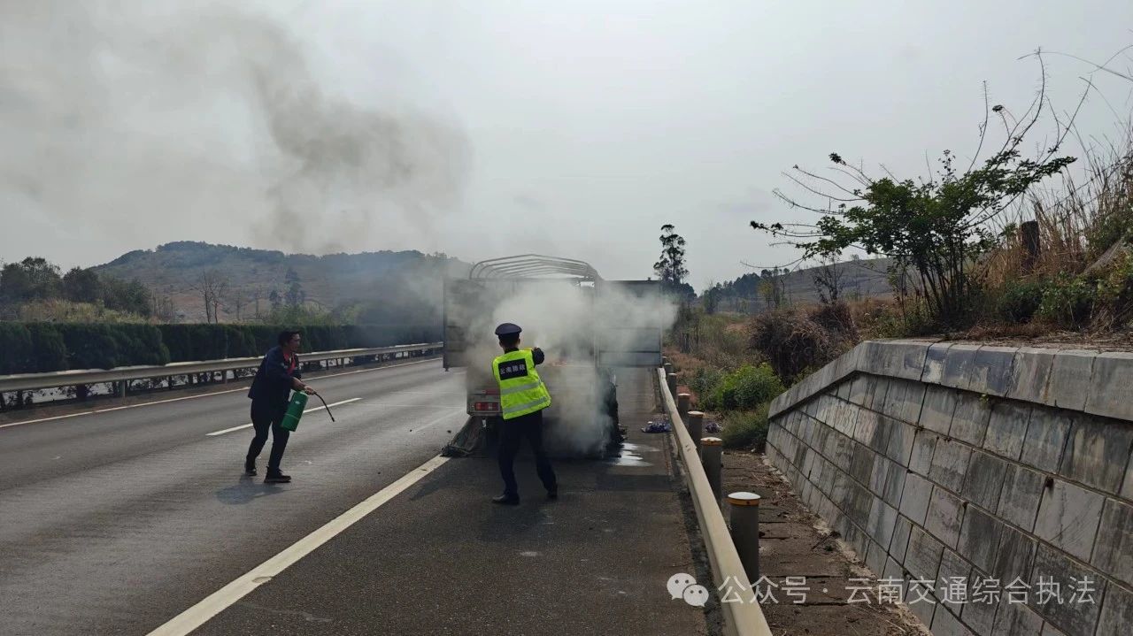 巡查路上遇火情 及时灭火除险情