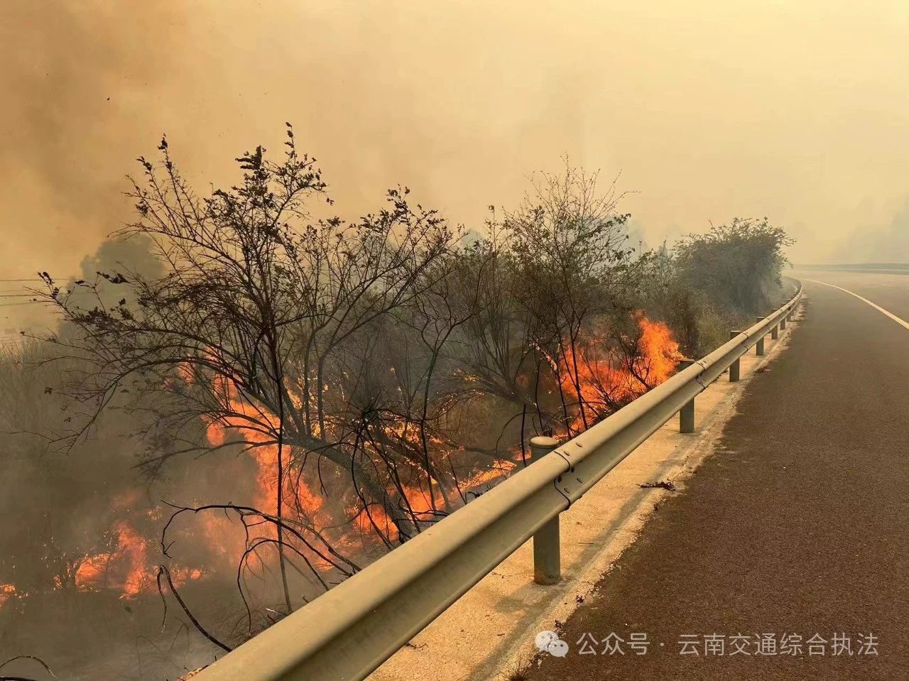 危急时刻显担当 平凡之中见精神——昆明支队高速三大队联动扑灭公路火情