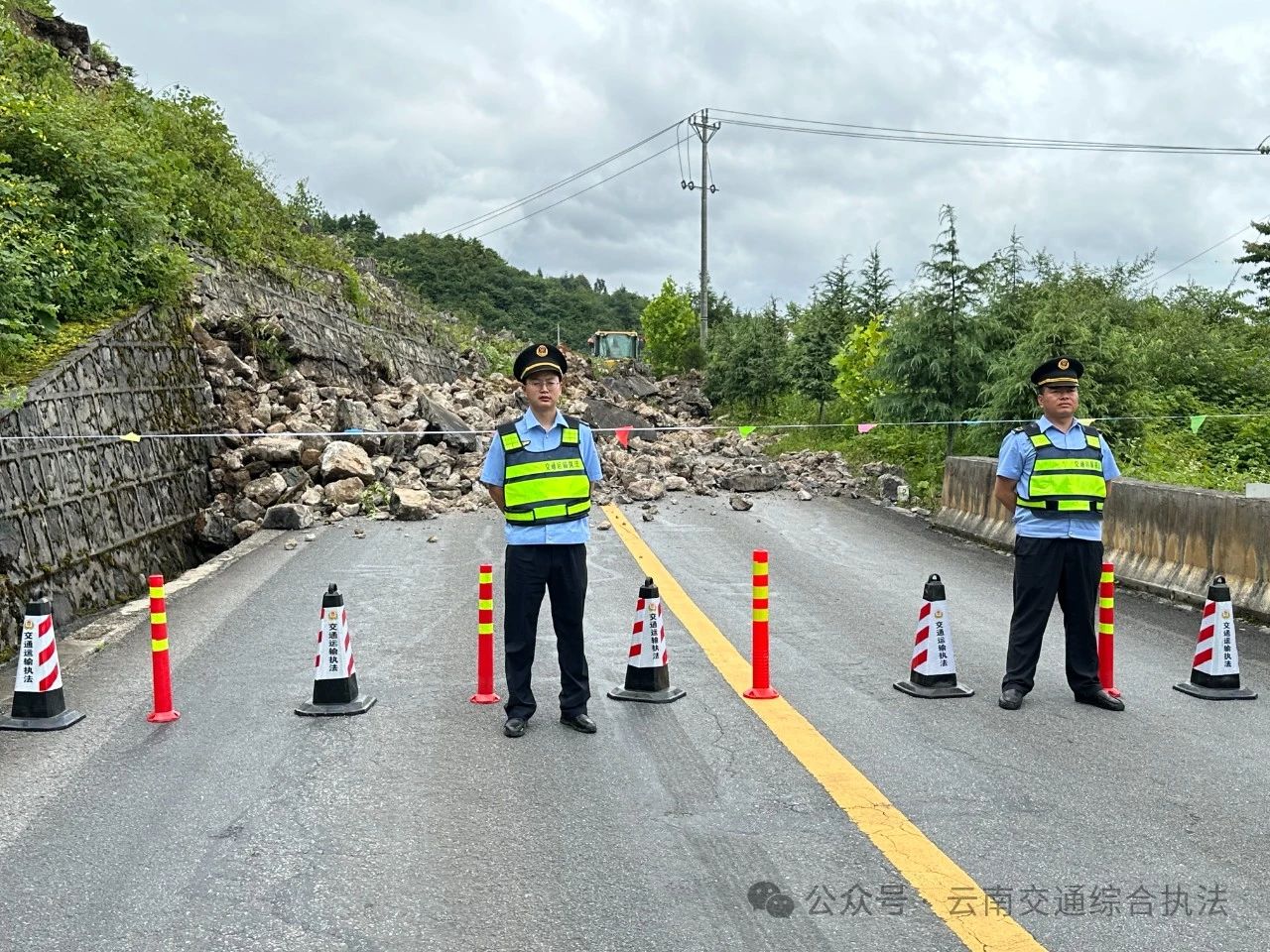 昭通支队镇雄大队：“闻汛而动” 积极处置公路塌方