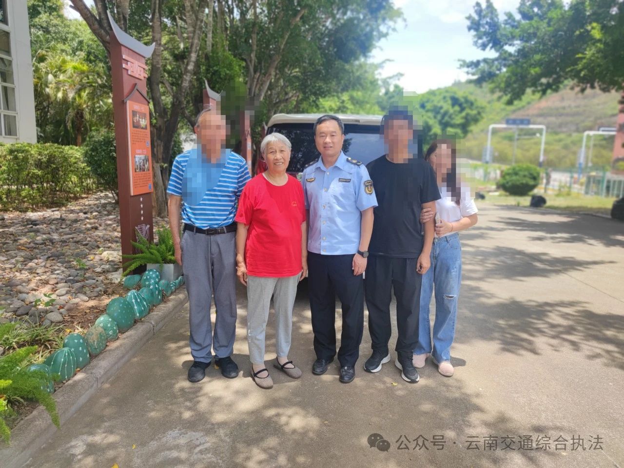 玉溪支队交通执法人员温暖省外游客的“云南之旅”