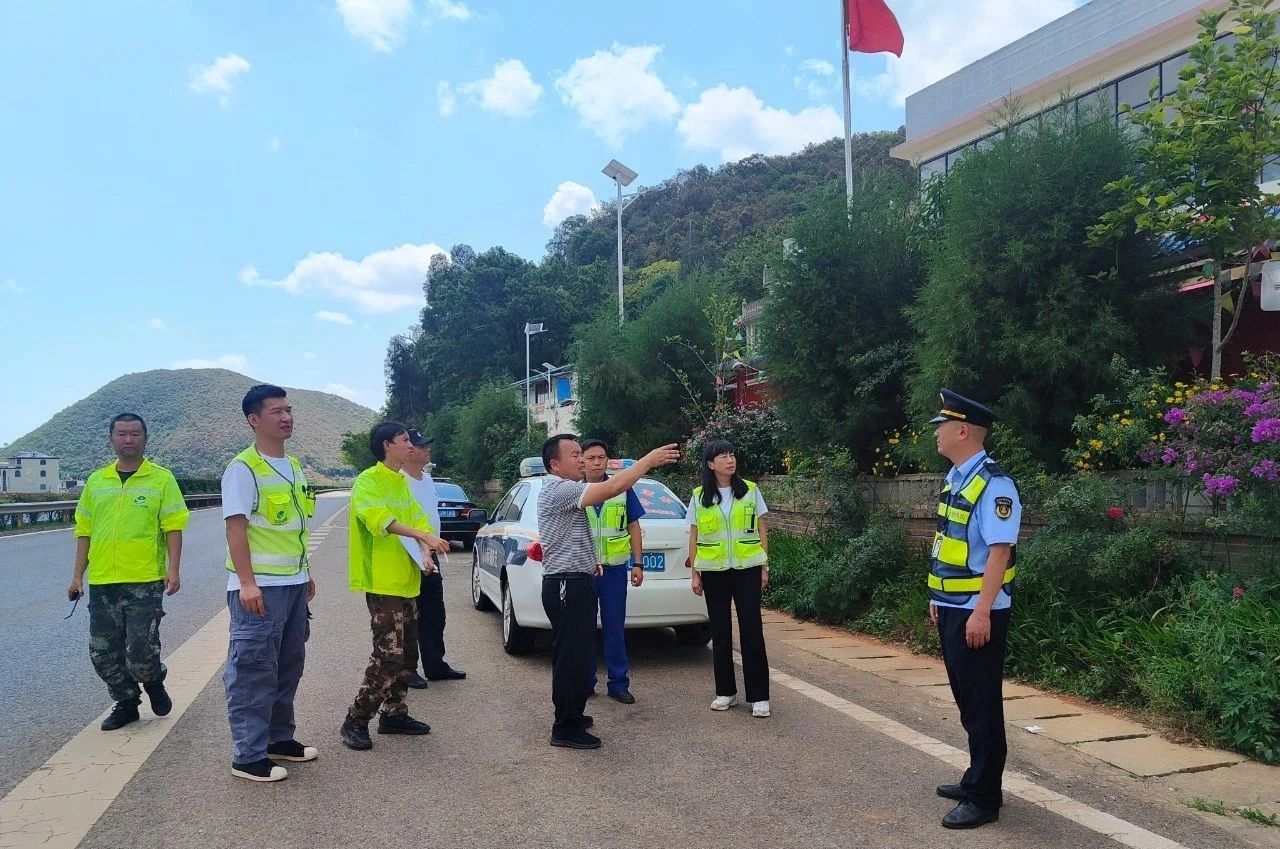 群策群力寻良方 专项治理提效能 ——文山支队高速公路一大队治理公路沿线摆摊设点