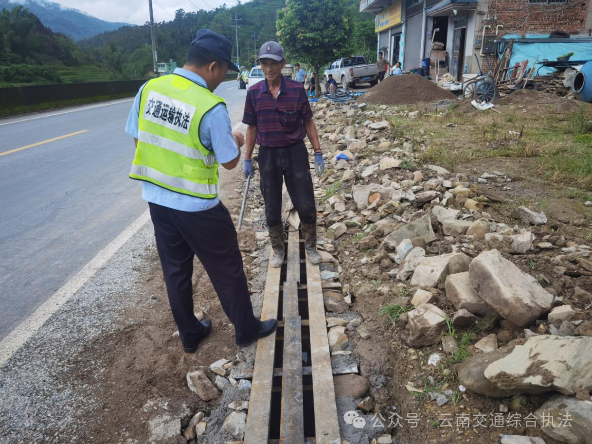 严格执法护路安 宽严相济暖民心——红河支队绿春大队综合整治公路排水沟安全隐患纪实