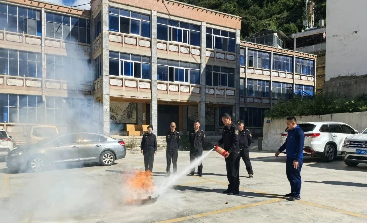 迪庆支队德钦大队开展“坚守安全底线，防患于‘未燃’”消防演练活动