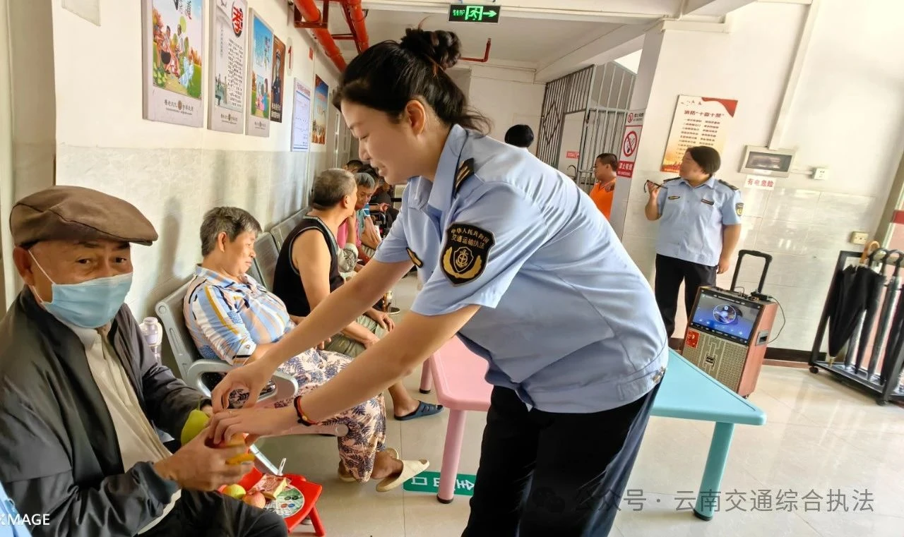 红河支队开远大队女职工开展中秋节前志愿活动