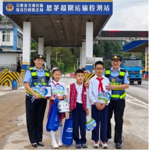 普洱支队路域环境整治“一”字当先