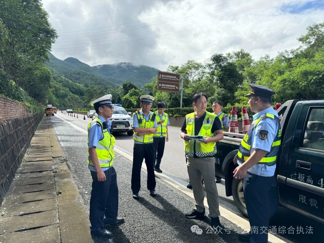 普洱支队护航国庆公路出行“忙不停”