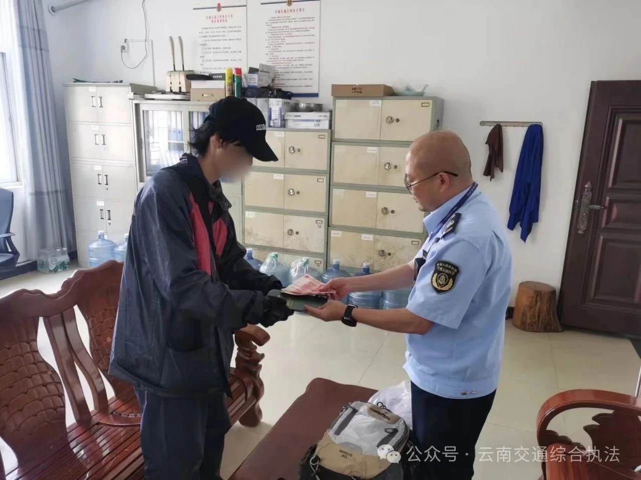 拾金不昧彰显文明新风尚，平凡善举传递执法正能量——玉溪支队执法人员为遗落高速公路双肩包寻主人