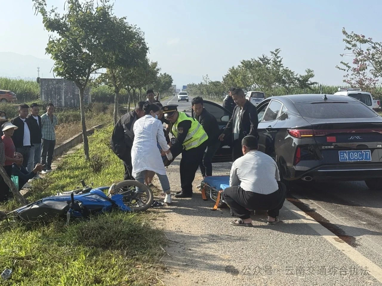 德宏支队陇川大队：路遇车祸伸援手，暖心救助显担当