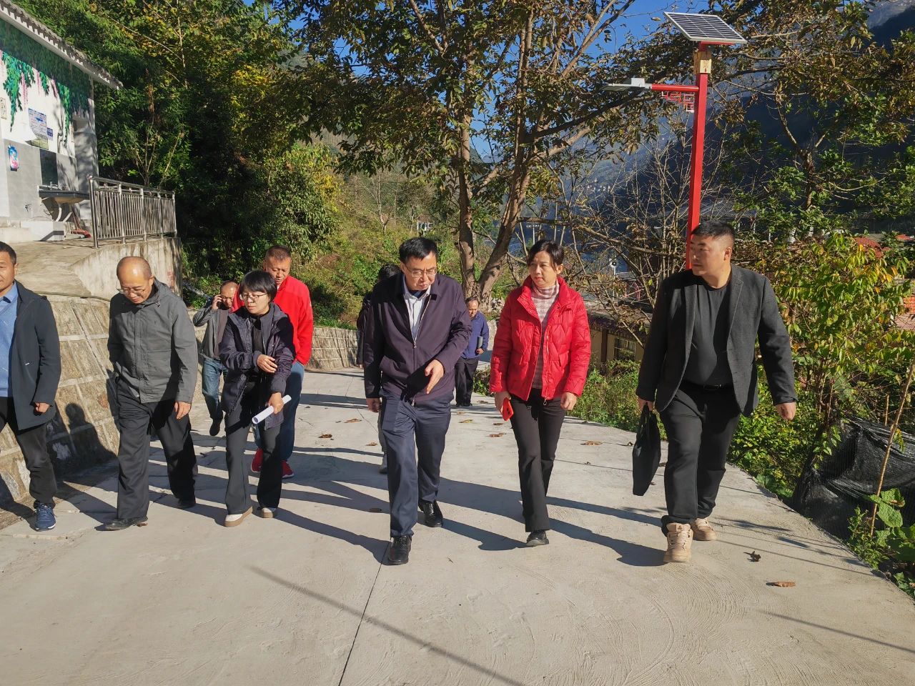 李明康带队到子里甲乡腊母甲村、金秀谷村调研指导定点帮扶工作